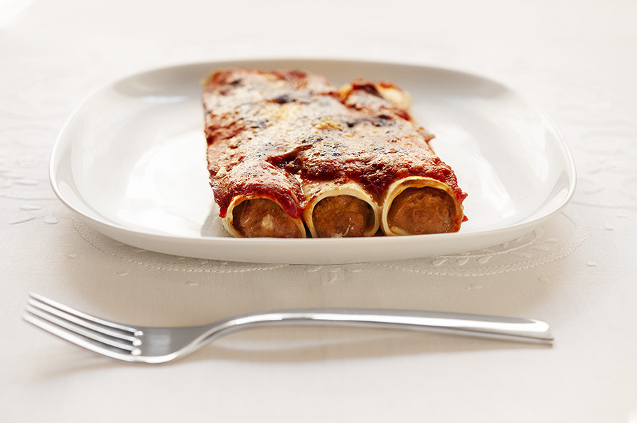 Cannelloni filled with meat ragout