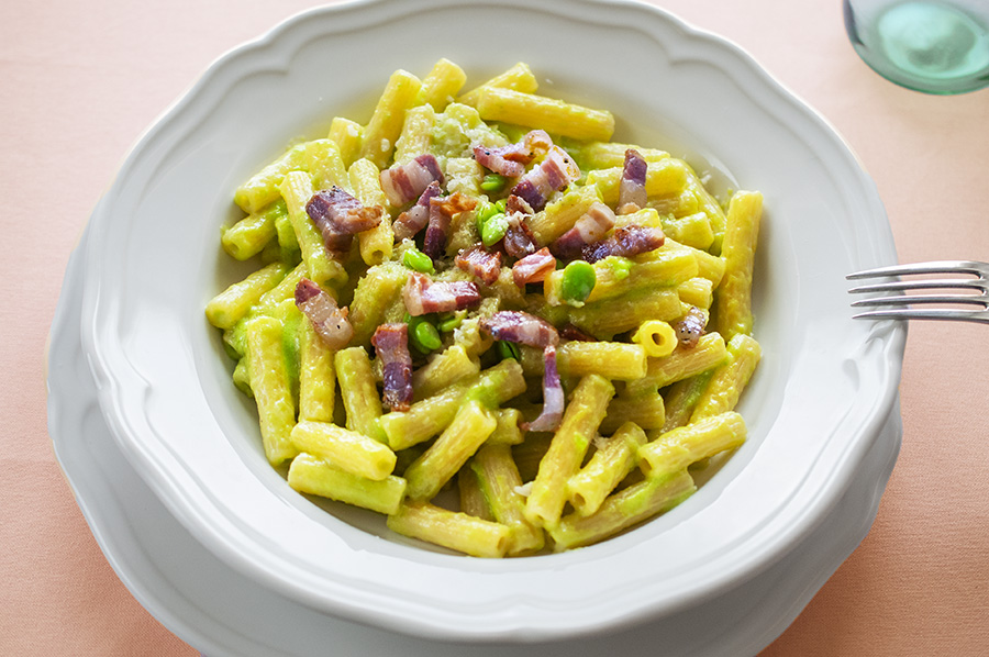 Pasta with broad beans sauce