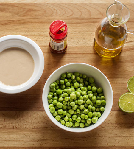 Humus di piselli con pane Carasau