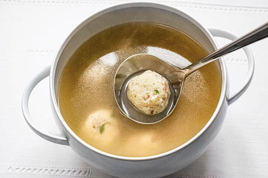 Granny Irene Knödel (Bread dumplings)