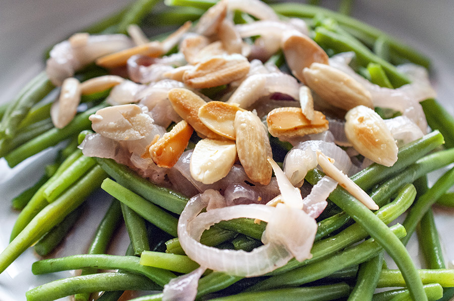 Green bean and red onion salad