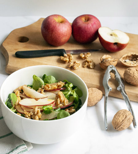 Salad with apple and walnut