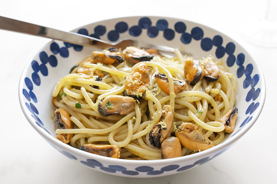 Spaghetti with mussels and lemon