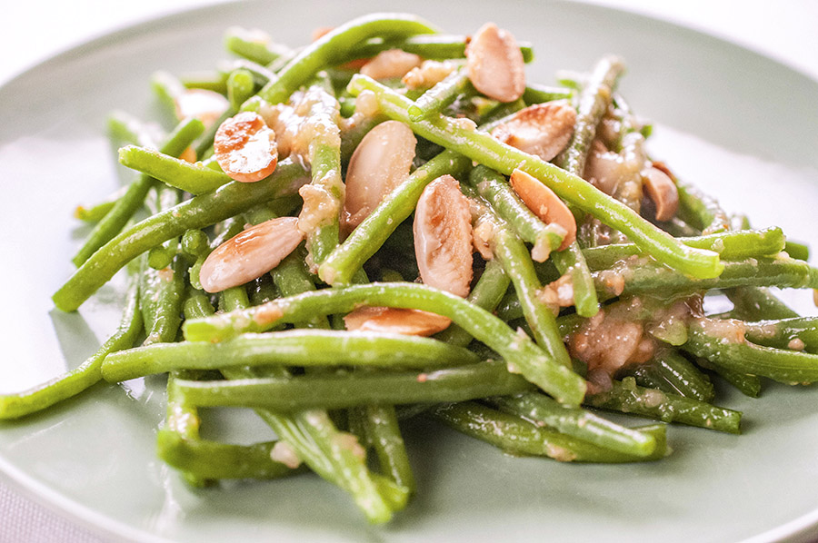 Green beans with almond and garlic sauce