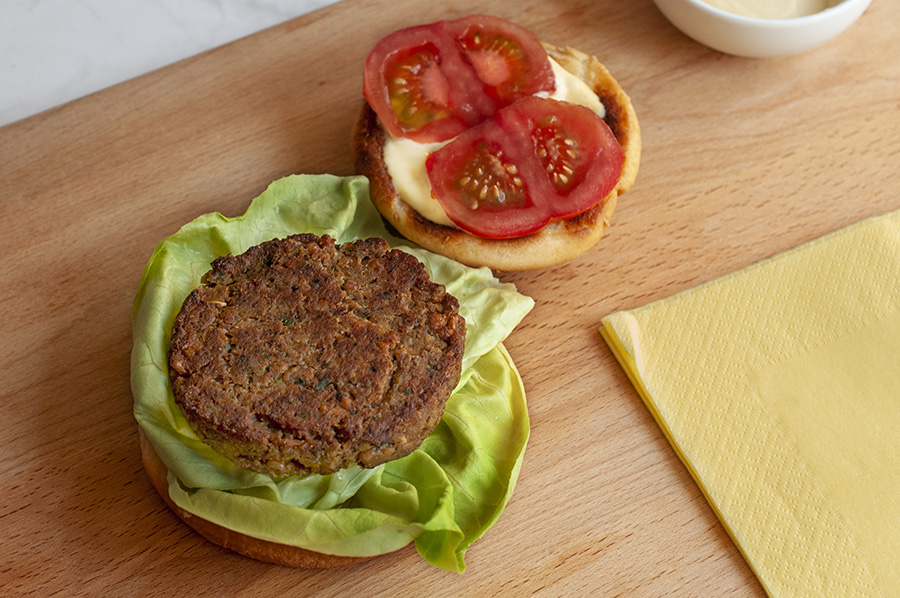 Hamburger vegetariano di funghi, farro e fagioli