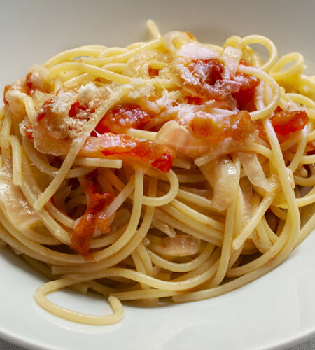 Pasta cipolle, pomodoro e pecorino