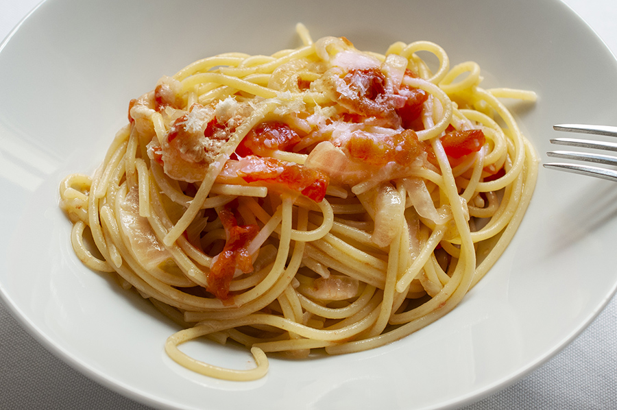 Pasta cipolle, pomodoro e pecorino