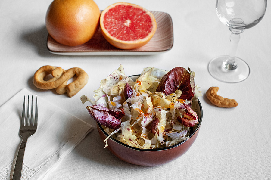 Insalata di radicchio variegato con salsa al pompelmo rosa