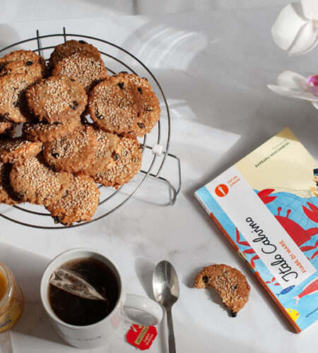 Sesame, oat and raisin cookies