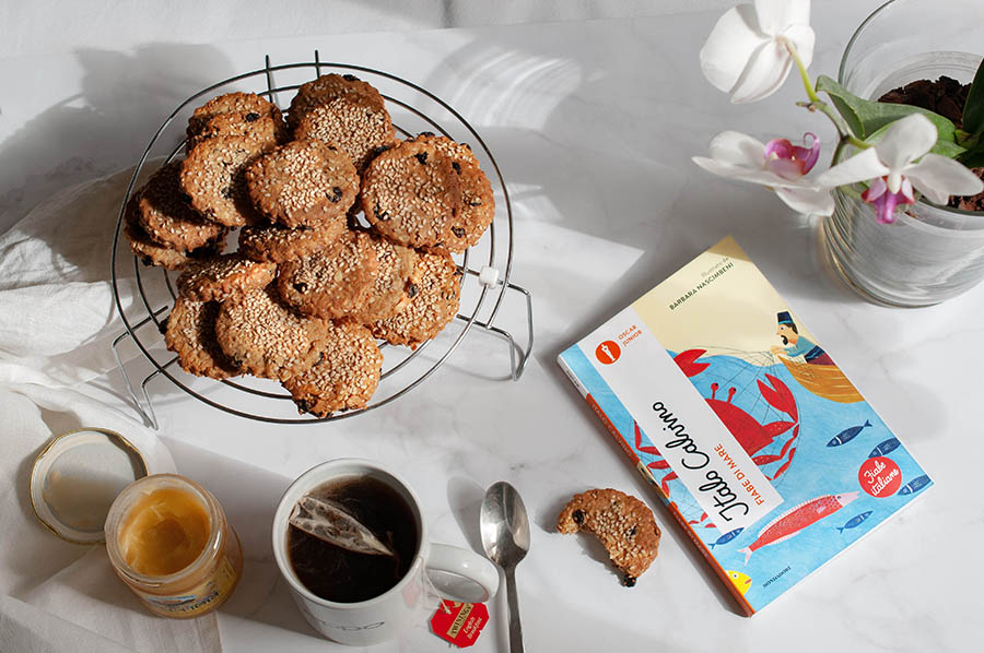 Sesame, oat and raisin cookies