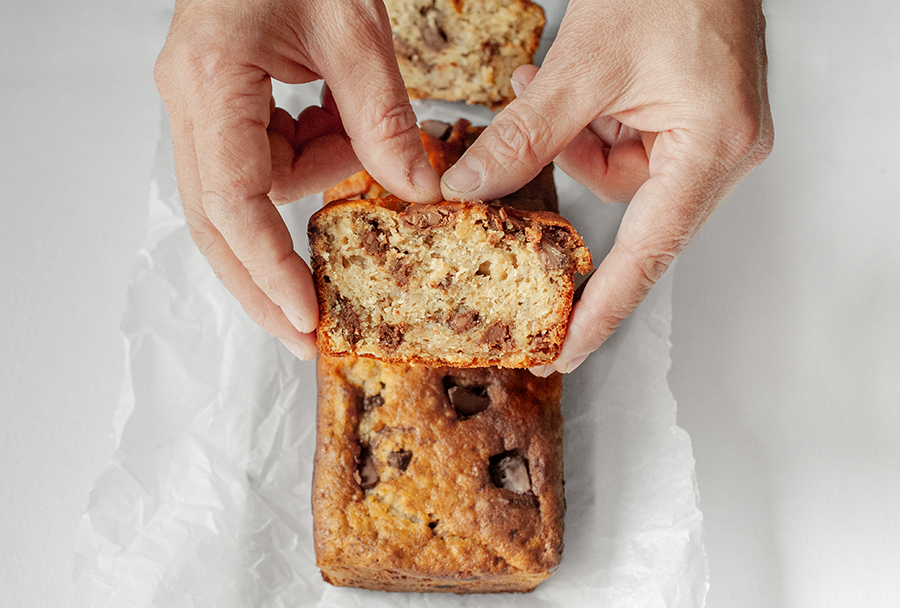 Torta di banane, avena e cioccolato