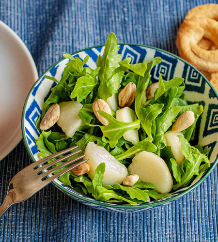 Insalata, mandorle e pesca tabacchiera