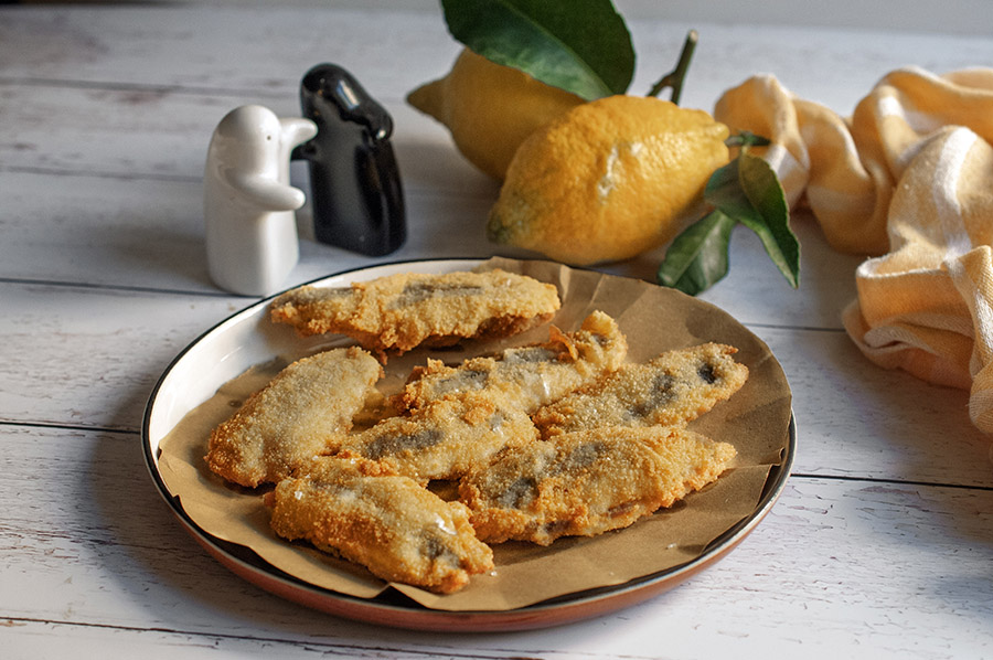 Fried anchovies stuffed with provola cheese